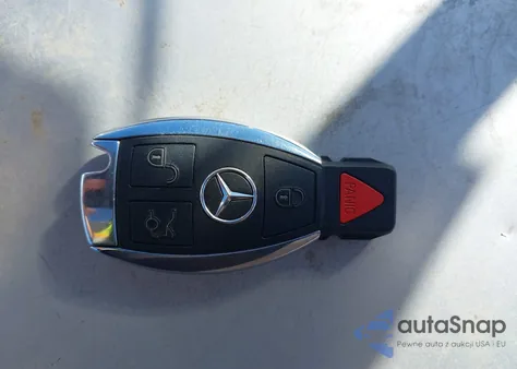 2015 Mercedes-Benz C 300 Luxury z USA, uszkodzony, nr VIN 55SWF4JB5FU061126